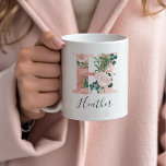 Floral Wasserfarbe Erste Tasse - H<br><div class="desc">Gib diese wunderschöne Tasse als Geschenk an dein Brautparty, deine Mutter oder deinen Freund!!</div>