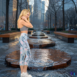 Floral Whispers: Feines, pastelfarbenes botanische Capri Leggings