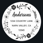 Floral Wreath | Rücksendeadresse von Familiennamen Runder Aufkleber<br><div class="desc">Dieser individuell gestaltbare Aufkleber mit einfacher Typografie,  moderner Kalligraphie und einem rustikalen Blumenkranz.</div>