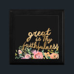 Floraler Glaube - Greath ist Deine Treue Erinnerungskiste<br><div class="desc">Floral Faith II von Studio W. "Great is Thy Faithfulness" in einem wunderschönen goldenen kursiven Skript neben Aquarellfarben-Blume gemacht.</div>