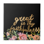 Floraler Glaube - Greath ist Deine Treue Fliese<br><div class="desc">Floral Faith II von Studio W. "Great is Thy Faithfulness" in einem wunderschönen goldenen kursiven Skript neben Aquarellfarben-Blume gemacht.</div>