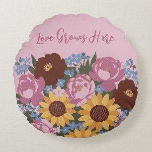 Florales Dekor - Liebe wächst hier - Pfingstrosen Rundes Kissen