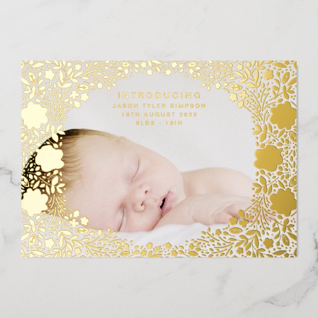 Florals präsentierte Gold Foil Baby Birth Ankündig Folieneinladung (Vorderseite)