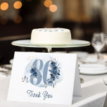 Florennummer des 80. Geburtstags blaue Küste Dankeskarte<br><div class="desc">80. Geburtstagsparty danke Ihnen Karte mit vollständig bearbeitbaren Wortlaut innen, um personalisieren, wie Sie möchten. Das Design der Nummer 80 ist mit Rose, Blüten der Blume und Blättern in den Farben Küstenblau und Sand dekoriert. Feines feminines und elegantes Design mit floralen Wasserfarben, Spritzern und Pinselstrichen. Ideal für 80-jährige Jubiläumsfeiern mit...</div>