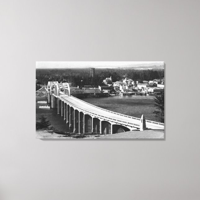 Florenz, Oregon Town View und Siuslaw Bridge Leinwanddruck (Vorderseite)