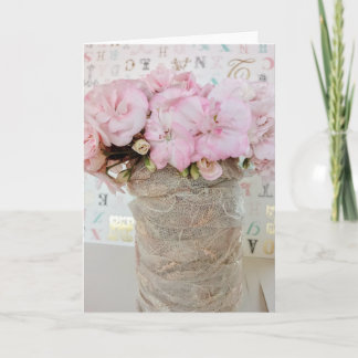 Flores geranio rosa en bote de cristal con encaje karte