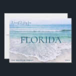 FLORIDA CHRISTMAS CARD | BEACH THEMED HOLIDAY CARD FEIERTAGSKARTE<br><div class="desc">Warme Wünsche aus Florida (oder Ihrem Lieblingsstrand) geschickt! Grüße für die Ferien von Ozeanliebhabern überall! Diese Florida Golf Coast Ozean Wellen Strand Weihnachtskarte in den Tönen aquamarin, aqua, und Marine und Ozean blau ist whimsical und perfekt für einen tropischen Weihnachten oder teilen Urlaub Erinnerungen. Personalisieren Sie einfach den Familiennamen, den...</div>
