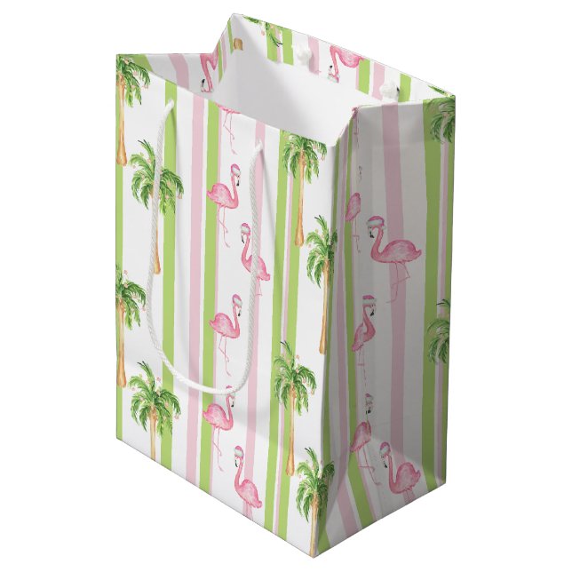 Florida Christmas Flamingo in Santa Hat Mittlere Geschenktüte (Vorderseite Schrägansicht)
