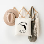 Florida Zuhause Sweet Zuhause Family Monogram Tragetasche<br><div class="desc">Modernes Bauernhaus Zuhause Sweet Zuhause Tote Tasche personalisiert mit Ihrem Familiennamen und Stadt oder anderen benutzerdefinierten Text. Klicken Sie auf Anpassen, um das Herz an eine beliebige Stelle auf der Staat-Karte zu verschieben und den Text weiter zu personalisieren. Individuelle Taschen machen das Haus zu einem perfekten Heim- oder Hochzeitsgeschenk für...</div>