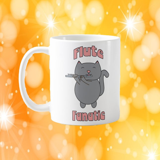Flöten-Fanatiker Graue Katze Pink Kaffeetasse (A mug with a gray cat playing the flute and the words flute fanatic in pink)
