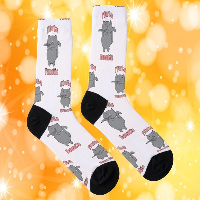 Flöten-Fanatiker Graue Katze Pink Socken (A pair of socks with a gray cat playing the flute and the words flute fanatic.)