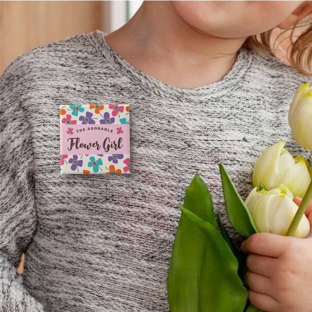 FLOWER GIRL Fun Daisies Pop Niedlicher Tag Button (The Adorable FLOWER GIRL Colorful Fun Daisies Pop Cute Wedding Name Tag Button @ fat_fa_tin)