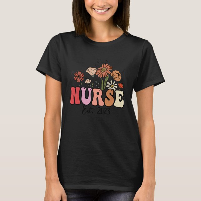 Flowers Groovy Retro Nurse Est2023 Nursing School  T-Shirt (Vorderseite)