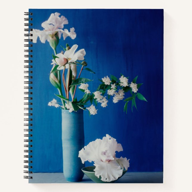 Flowers | White Iris in Vase Notizbuch (Vorderseite)