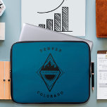 Flucht in die Berge Laptop Sleeve Blau<br><div class="desc">Handgezeichnet Abzeichen-Abbildung mit Bergen,  Sonnenstrahlen und dem Wort "Flucht" und Vögeln.</div>