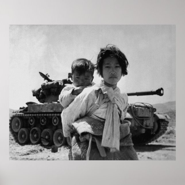 Flüchtling aus dem Koreakrieg mit Baby Poster (Vorne)