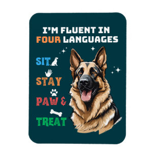 Fluent in vier Sprachen: Sit, Bleibe, Paw & Lecker Magnet