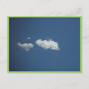 Fluffe weiße Wolke auf tiefem blauen Himmel auf Cu Postkarte