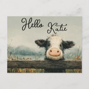Fluffige Kuh, die bei Regen über einen Zaun schaut Postkarte