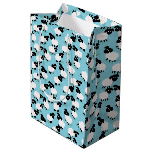 Fluffige Schafe auf Babyblau Mittlere Geschenktüte