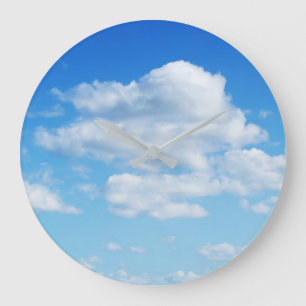 Fluffige Wolken und blauer Himmel Große Wanduhr