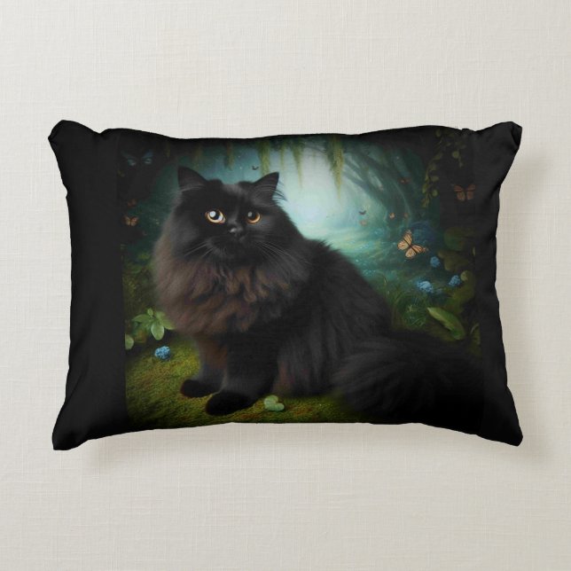 Fluffy Black Cat in Misty Woods Dekokissen (Vorderseite)