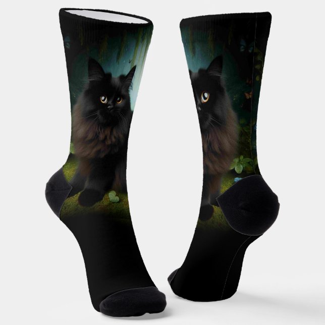 Fluffy Black Cat in Misty Woods Socken (Gewinkelt)