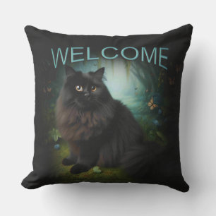 Fluffy Black Cat in Misty Woods Willkommen Kissen