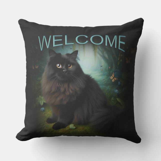 Fluffy Black Cat in Misty Woods Willkommen Kissen (Vorderseite)