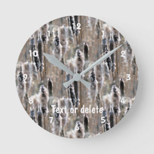 Fluffy Cattails Nature Pattern Personalized Runde Wanduhr