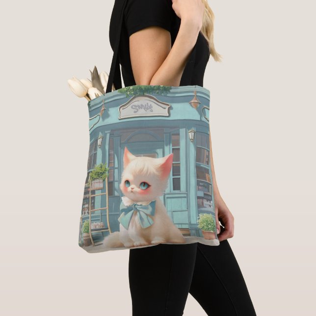 Fluffy Kitten mit Blue Bow im Konditorladen Tasche (Von Nahem)