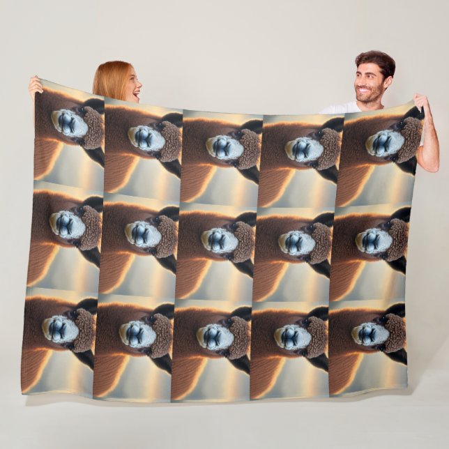 "Fluffy Majesty: The Big Wooly Brown Alpaca" Fleecedecke (Beispiel)