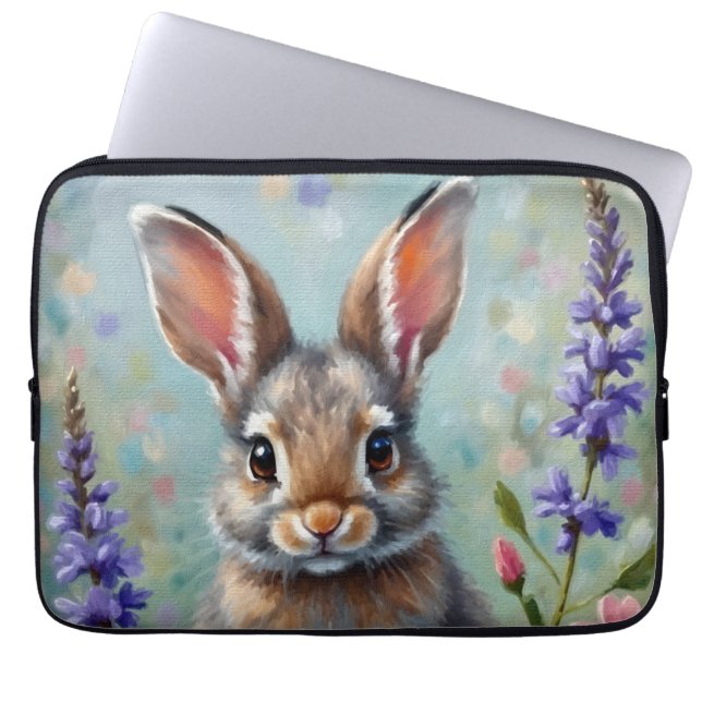 Fluffy Rabbit in einem Feld von Blume Laptopschutzhülle (Vorderseite)