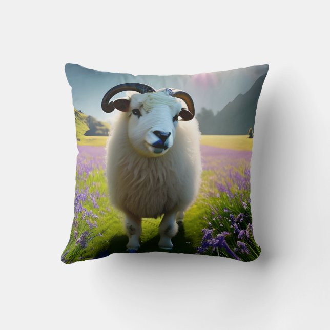 Fluffy Sheep Feld von violetten Blumen Kissen (Rückseite)