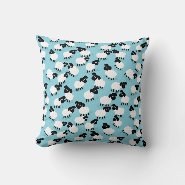 Fluffy Sheep on Baby Blue Kissen (Vorderseite)