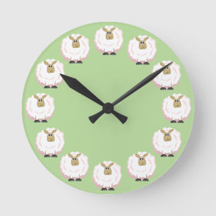 Fluffy White Sheep Runde Wanduhr