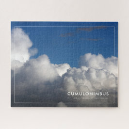 Fluffy Wolken in einem Cerulean Blue Summer Sky