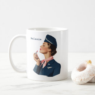 Flugbegleiterin aus der Vergangenheit beim Auftrag Kaffeetasse