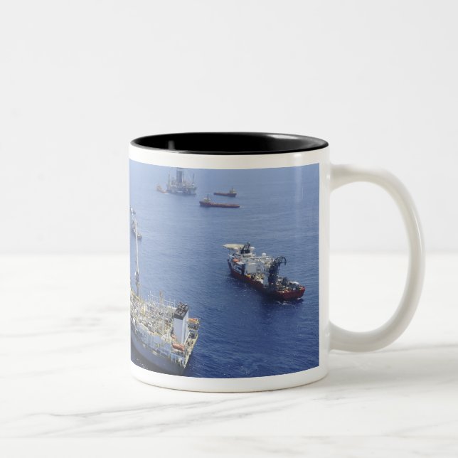 Flüge durch das Übungsschiff Zweifarbige Tasse (Rechts)
