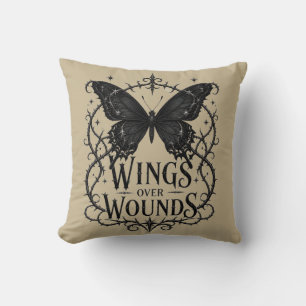 Flügel über Wunden – Gothic Black Butterfly Design Kissen