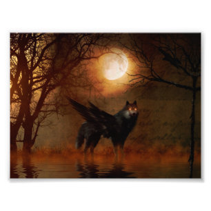 Flügelwolf im dunklen Wald Fotodruck