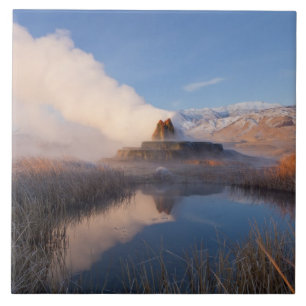 Fluggeyser mit schneebedeckter Granitpalette Fliese