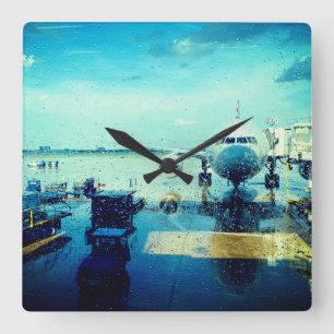 Flughafen in Rain Quadratische Wanduhr