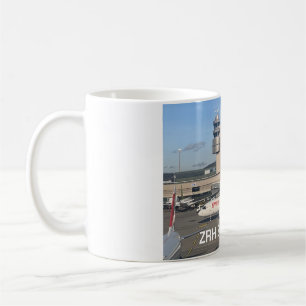 Flughafen Zürich mit einem Airbus der Swiss Airlin Kaffeetasse