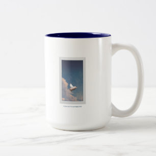 Flugschwein durch Fenster Zweifarbige Tasse