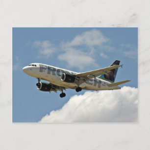 Flugzeug, das aus Wolken kommt und durch den Himme Postkarte