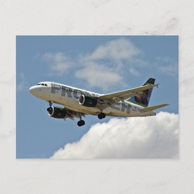 Flugzeug, das aus Wolken kommt und durch den Himme Postkarte (Vorderseite)