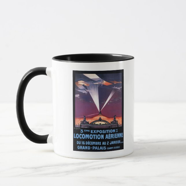 Flugzeug, das über das Suchscheinplakat fliegt Tasse (Links)