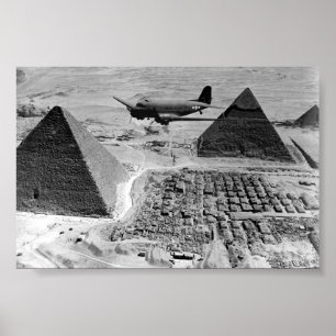 FLUGZEUG des Zweiten Weltkriegs, die über Pyramide Poster