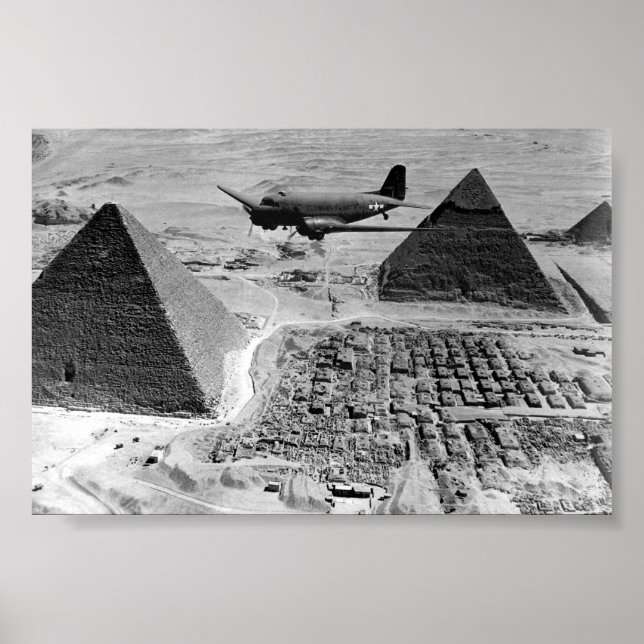 FLUGZEUG des Zweiten Weltkriegs, die über Pyramide Poster (Vorne)